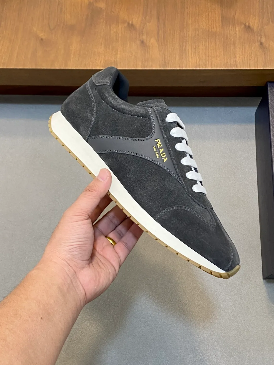 Men's shoes 💰740 Prada/Prada's new men's spliced ​​casual sports shoes. These sports shoes use exquisite stitching technology to outline a unique geometric texture, and contemporary lines and details reinterpret the classic sports style. The upper is made of ultra-official material, and the lining is full cowhide. It is lightweight, breathable, practical and versatile. The tongue is decorated with the Prada Milano logo, and the logo print is embellished with the laces. It is paired with a 2.5cm two-color rubber sole to create a comfortable wearing experience. Comes with full set of original packaging dust bag! Size: 39-40-41-42-43-44 (38, 45 customized) standard leather shoe size